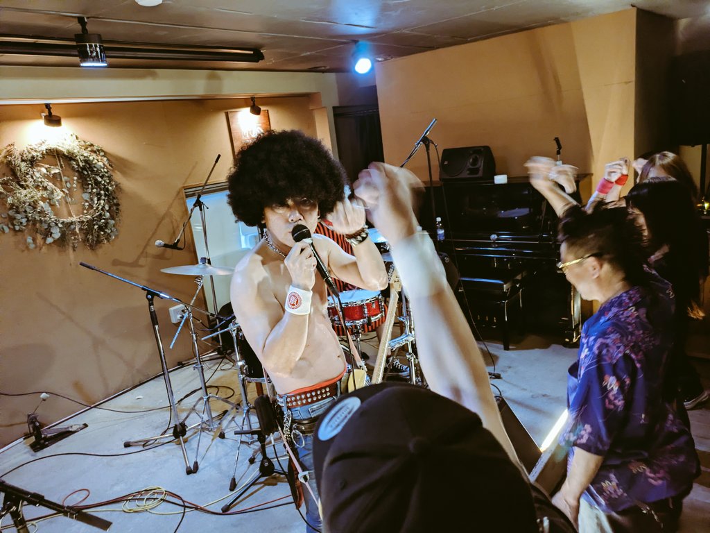 crawler_uglyman's tweet photo. 昨日のクローラーズはグリヒルと西武のお膝元・所沢!!音楽喫茶MoJoでLIVEでした♪
外からじゃわからない中に入ったら出たくないっ！そんなとこ初めて😂
久しぶりに鎖とも対バン！クローラーズ再始動を前に進めてくれた“鎖”は特別な存在っ✊とマスさんの今日で世界が終わるかの勢いの飲みっぷりはセット https://t.co/ZNE9lMonsQ