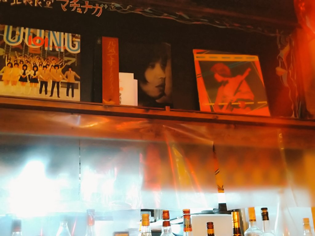 bisous_7010's tweet photo. #中崎町散策 🌼🏵️🌼
ランチは路地裏にある昭和レトロなお店  #マチュナガ
昭和40年代くらい？のEPレコードがメニュー表になってたり、男性店主お一人なので渋めな昭和レトロ😎👍️
タコライスYummy🧡
友達は日替わりのセットで何もかもめっちゃ美味しい！って大絶賛してました🫶 https://t.co/LcdinX4JLs