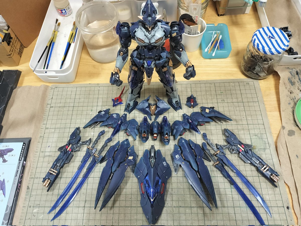 sazi9973's tweet photo. デカール作業完了（デカール少し残りました、あと、保護のため上からクリア筆塗り）
これで完成です〜と言いたいところですが、もうひと手間あるんです✨
初回特典（？）の半身クリア装甲です✨
設定的にスーパーモードみたいなモノかな〜どうしたものかと🤔
#HiPlay
#XIAOT
#龍紋鏢局
#令曜
#LingYao https://t.co/MBUo1t7gFp