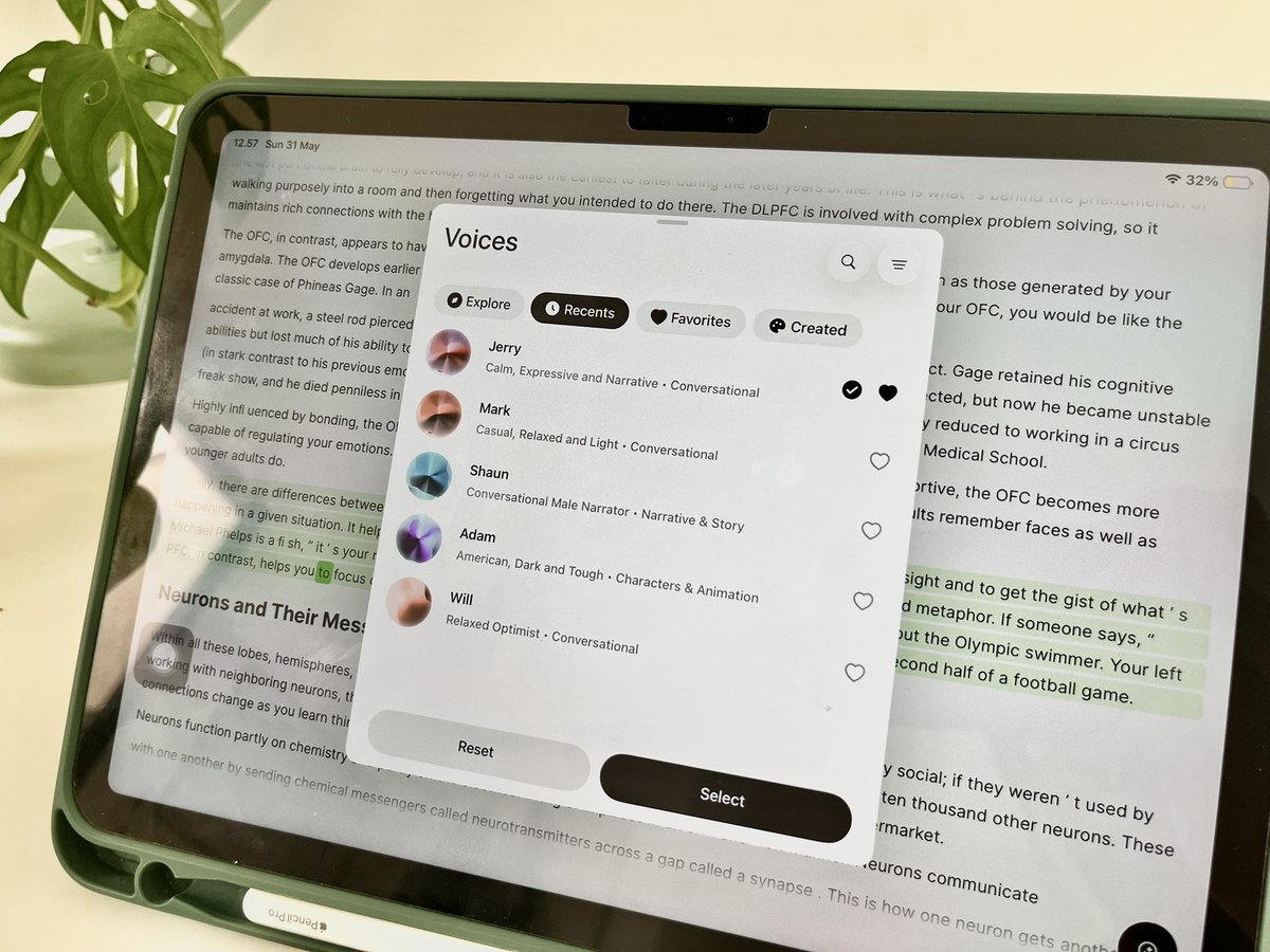 pentulita's tweet photo. Gw yang males baca buku jadi rajin baca setelah convert bukunya jadi audio. 😭

Jatohnya kayak lagi denger podcast aja, dan BEST PARTNYA: Bisa pilih suara naratornya sesuai selera 🥹😍

Nama aplikasinya: ElevenReader https://t.co/lq5WaAr7HY