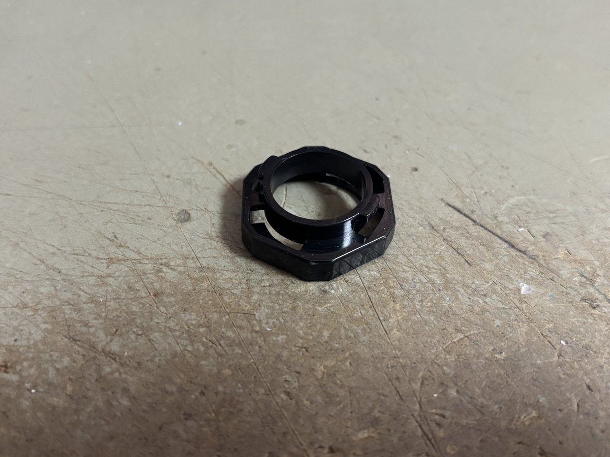 bivovid's tweet photo. レガソ版OSバレルの接続がPI基準と見せかけて90°傾いてて使えないとお思いのそこのあなた
Rシステムのアールバレルに付属しているこのジョイントで接続角度を90°変えられます
つまりこう！！
 #ビーダマン 
 #legacysoul https://t.co/5lSLb5Oqvv