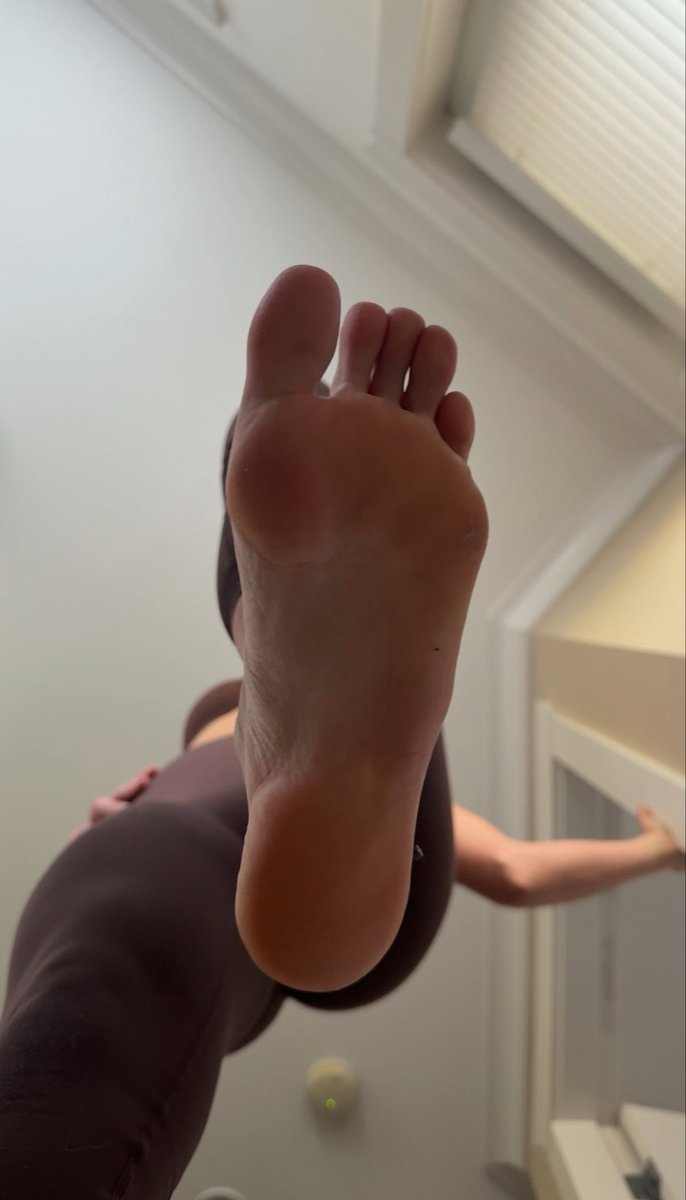 giveittojade's tweet photo. POV: your view lying on the ground 🤭 https://t.co/QGvKXTc6kA