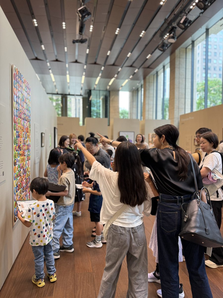 hsonetty's tweet photo. ヘラルボニーアートプライズの展覧会、昨日のオープンより、早速たくさんの方々にお越しいただいております！

お子さんと一緒にクイズラリーしながらまわるキッズクルーズ、ブラインドコミュニケーターと対話しながらアートをめぐる雑談型鑑賞など、楽しみ方もさまざま。

会期は6月27日まで。ぜひご家族・ご友人と一緒にお越しくださいませ〜

#ヘラルボニーアートプライズ2026