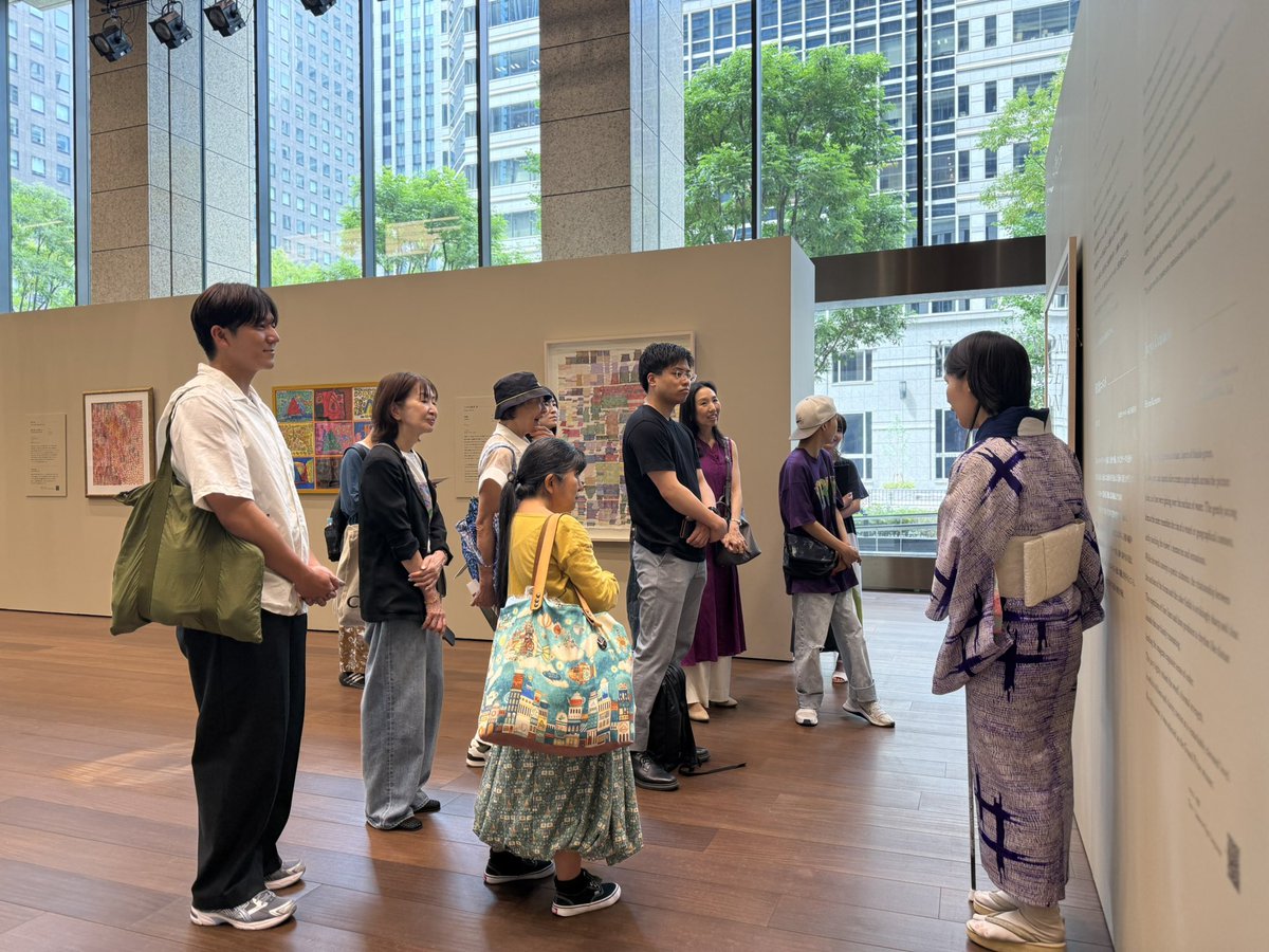 hsonetty's tweet photo. ヘラルボニーアートプライズの展覧会、昨日のオープンより、早速たくさんの方々にお越しいただいております！

お子さんと一緒にクイズラリーしながらまわるキッズクルーズ、ブラインドコミュニケーターと対話しながらアートをめぐる雑談型鑑賞など、楽しみ方もさまざま。

会期は6月27日まで。ぜひご家族・ご友人と一緒にお越しくださいませ〜

#ヘラルボニーアートプライズ2026