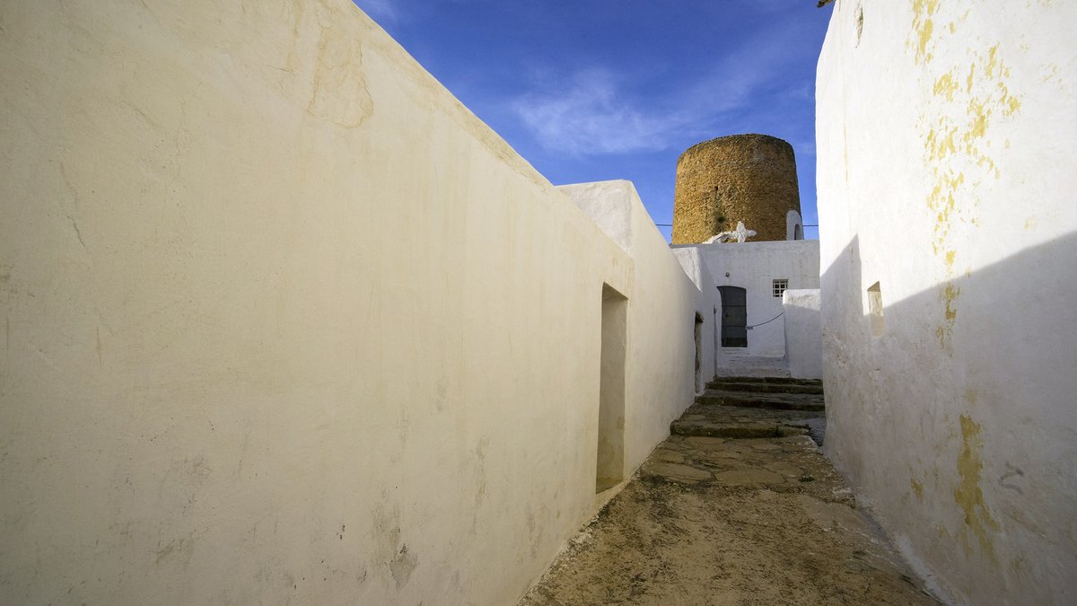 IBTourisme's tweet photo. Les tours de Balàfia (#Ibiza) 🤍

Cet ensemble de maisons traditionnelles et de tours de défense, classé Bien d’intérêt culturel, préserve l’architecture populaire de l’île dans son état le plus pur : murs blanchis à la chaux, formes cubiques et plusieurs siècles d’histoire réunis dans un petit noyau rural né pour protéger le territoire. 🛡️