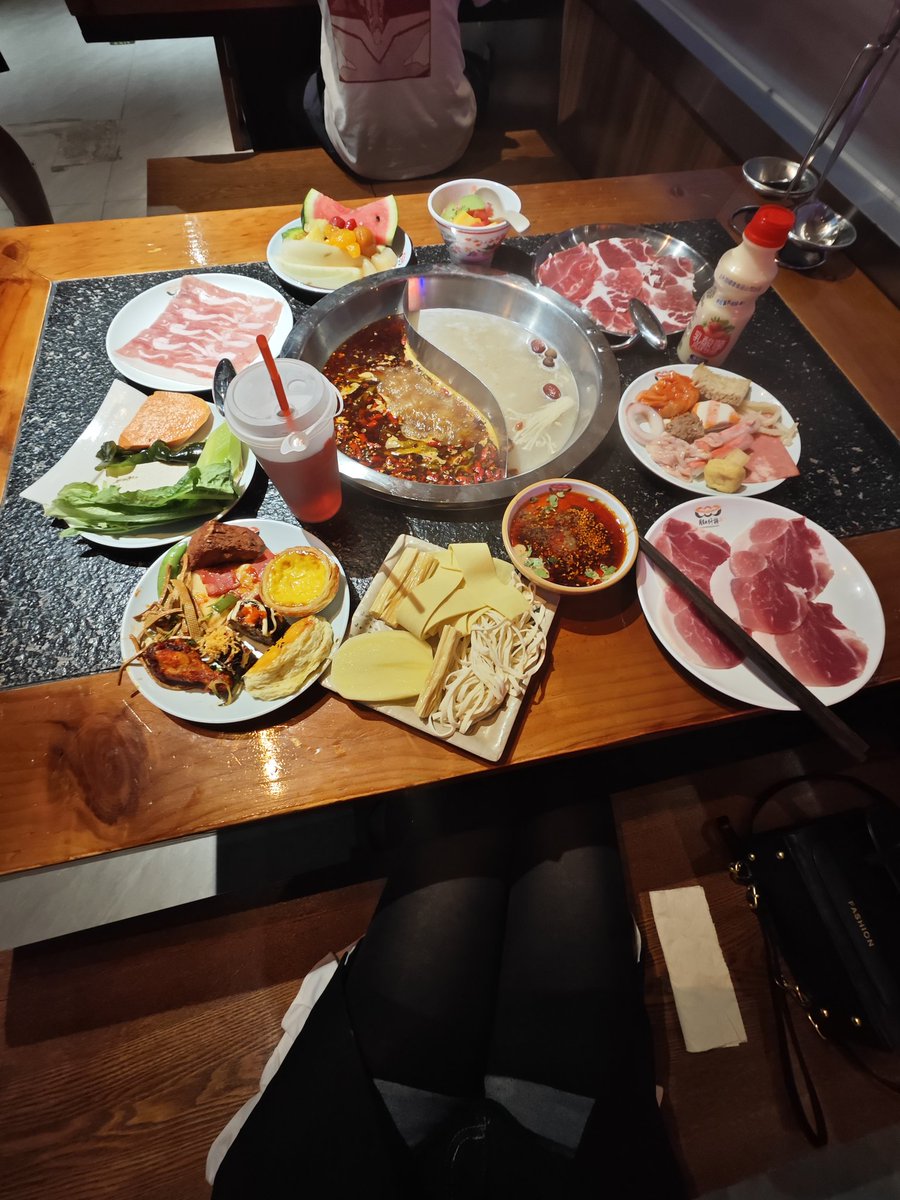 owltech3102's tweet photo. 一个人吃牛肉火锅 https://t.co/aOuxeX54TH