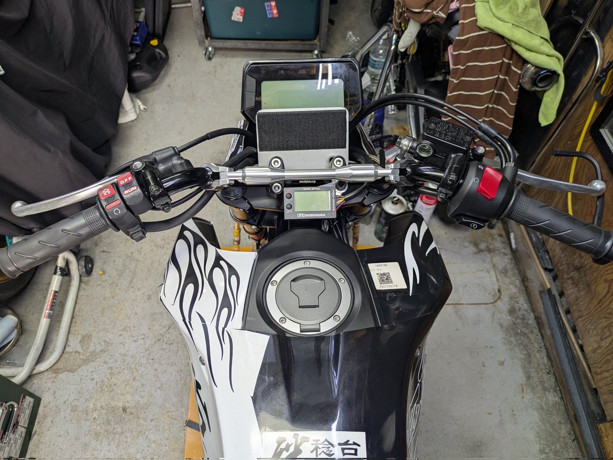 norry891's tweet photo. 去年と違う所を考えたらポジションが違う
車両��換えと同時に低くなって前方になるフォワードコンチ2に
これは走行写真をみたら全然違う乗り方してて気にはなってた😅
以前ハンドルを大きく下げたらブレーキングで自然に突っ込めなくなってタイム落ちた事あったからな🤔
ライドバーmidに戻してみた😄 https://t.co/lywiuAkQtP