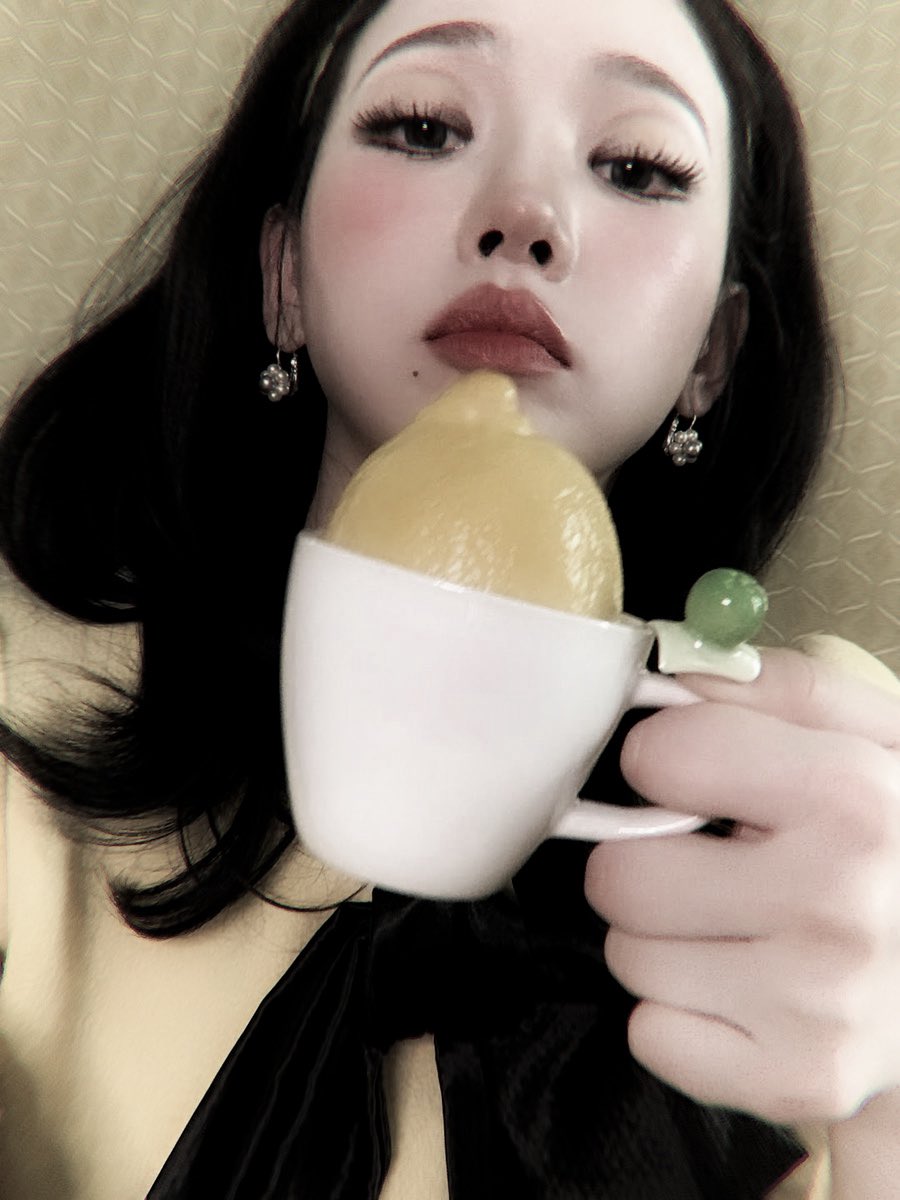 karisnayuu's tweet photo. Speaking from honey department, who’s there? “..” ✿&amp; op. ii ms. honeyed / 🪞🧷 https://t.co/gR2yzAg7Ox