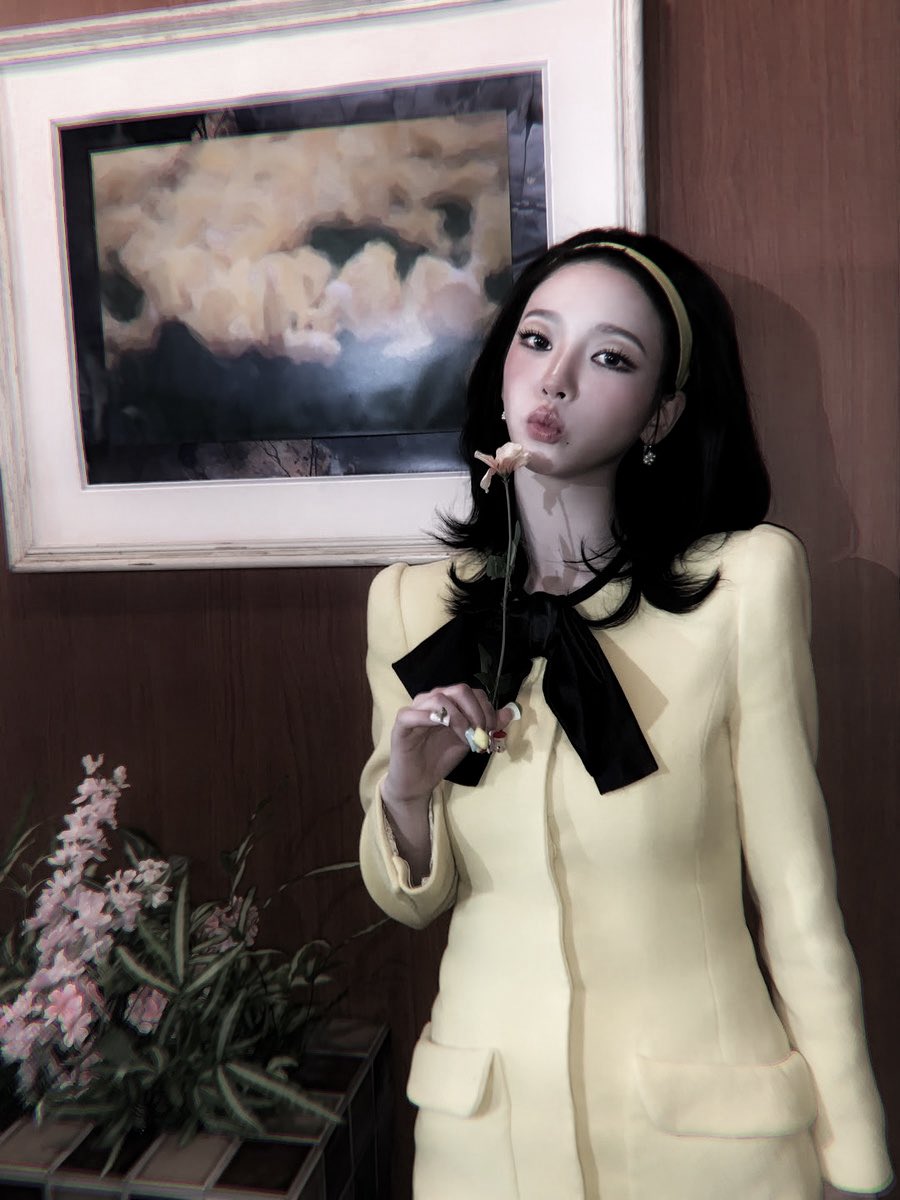 karisnayuu's tweet photo. ໒ posing, playing with flowers ’n casually reminding you sweetness exist before cytrusy era comes rushing in < and, > somebody has to preserve the honey chapter. https://t.co/Li2k6X8TY8