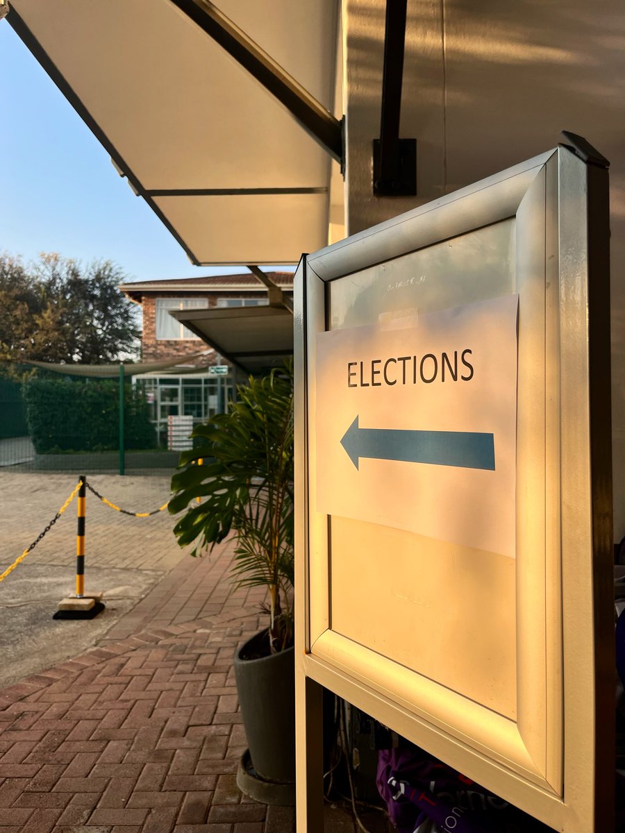 DucroquetSamuel's tweet photo. Bonjour à toutes et tous 🌅 

Votre bureau de vote à #Johannesburg est ouvert. 

Pour élire vos conseillers des Français de l’étranger, vous avez jusqu’à 18h pour vous présenter, muni d’une pièce d’identité, au Lycée FRA Jules Verne. 

À tout de suite 🗳️ https://t.co/wbf6PCVADD