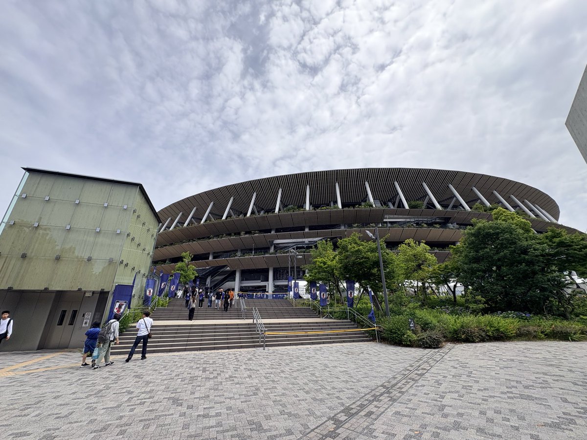 naoo_man's tweet photo. 今日は国立競技場でサッカー観戦⚽️
19:25KICKOEEなのに酔ってる😅
サッカー観戦できるか心配🫤
#日本代表 
#JFA 
#国立競技場
#鈴木淳之介
#湘南ベルマーレ 
#キリンチャレンジカップ2026 
#フェイスペイント https://t.co/momCxg13jf