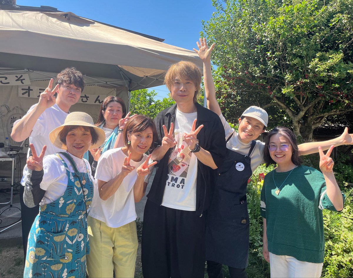 kanakumamoti11's tweet photo. マルシェ無事終了。

今回も楽しい時間を
ありがとうございました😊

#記念撮影
#シンセキーズ
＠ryonuki 
＠kishiuefarm6 
@gyouzadaiei https://t.co/0qqMOLqegx