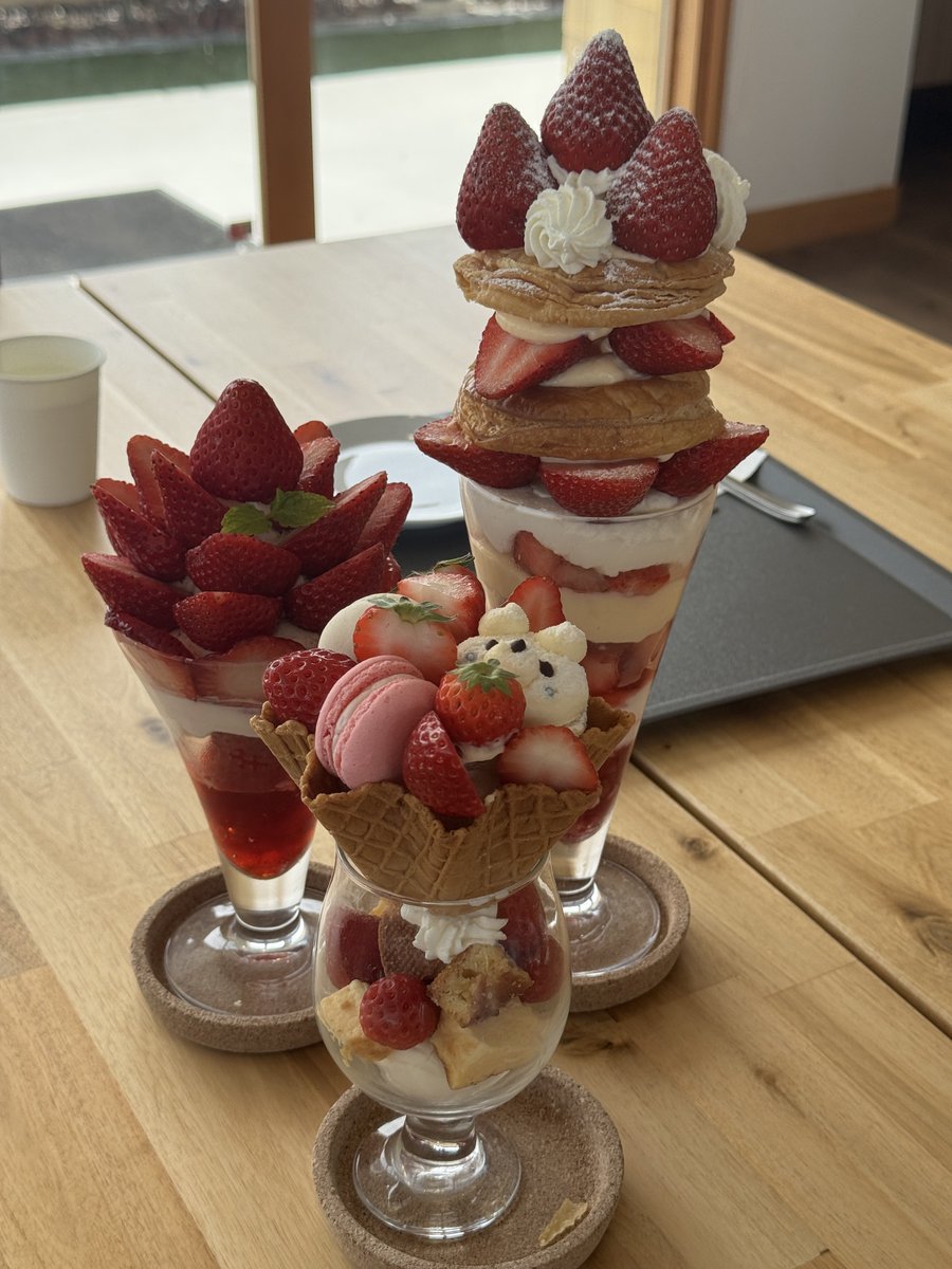 mushisummer's tweet photo. Strawberry Park MIFUNE

生クリームが大好きなお父さんは
大きなパフェ https://t.co/whPdFkW1QT