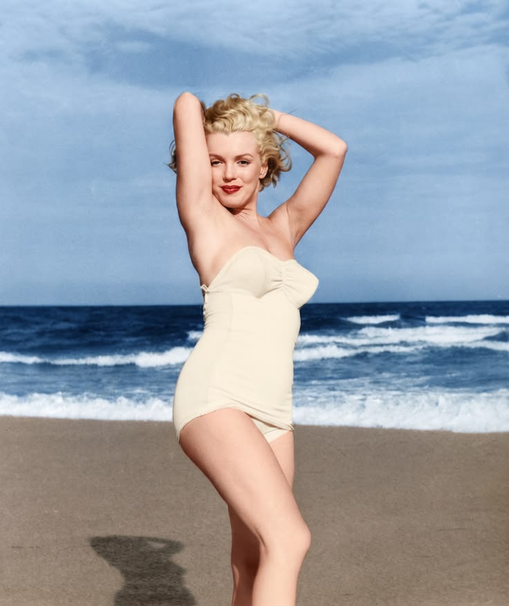 Jollanka1's tweet photo. Marilyn Monroe 1949 Tobay Beach......💙 https://t.co/HAIvOBzv05