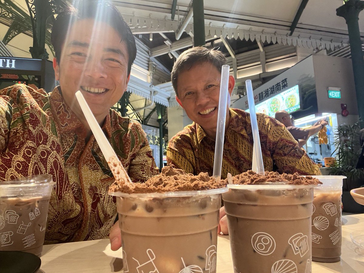 shinjirokoiz's tweet photo. シャングリラ会合でスピーチも質疑も無事に終わりました。ホスト国シンガポールのチャン国防大臣@DefenceMinSG、ありがとうございました！チャン大臣が好きな「ミロ」にミロパウダーを大量にかけた「ミロ・ダイナソー」で疲れも吹っ飛びました。シンガポールと防衛協力を加速させる新たな枠組みを私とチャン大臣の下に設置することも合意でき、有意義な出張になりました。
