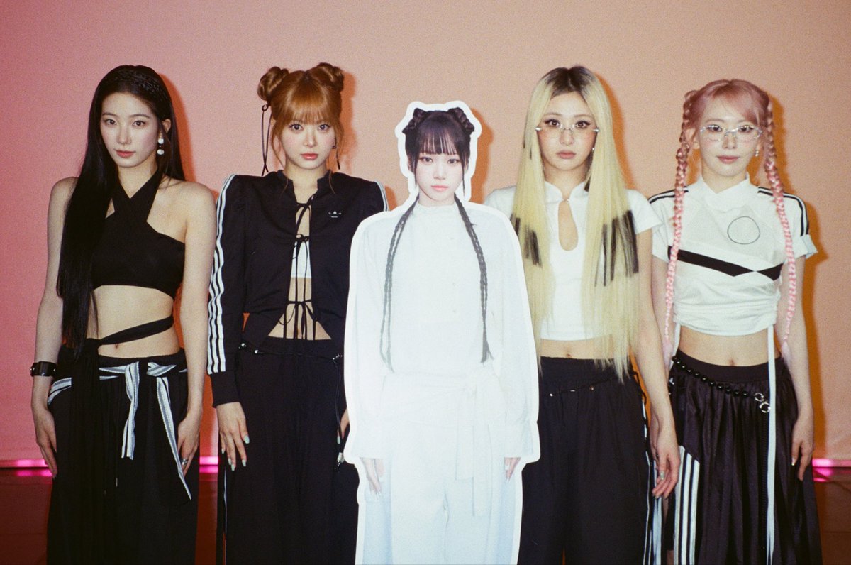 kazumoyed's tweet photo. FIMMIES COPYING THE CHAEWON CUTOUT STANCE DUKWNWKSJDLWJKWKSKD https://t.co/hV5d32RW4a