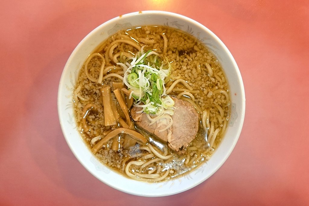 kazutan0264's tweet photo. 聖龍@新潟にて、聖龍ラーメン。創業は1978年。新潟の街並みと共に半世紀もの歳月を重ねながらも、威光なお色褪せぬ伝説的町中華。凛と背筋を伸ばす自家製手打ち太麺。その存在感は圧倒的で、カエシのコク、背脂の甘み渦巻くスープと龍虎の如く渡り合う。異常に美味い。これが580円とは俄には信じ難い。 https://t.co/FNpu1mpYl0
