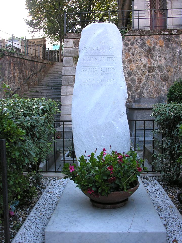 stefdesvosges's tweet photo. le 1er juin 1925 décès à Paris de Lucien Guitry comédien, il repose auprès de ses fils Sacha et Jean et de sa belle-fille Lana Marconi, 1er division du cimetière de Montmartre https://t.co/30In0Uyz8U