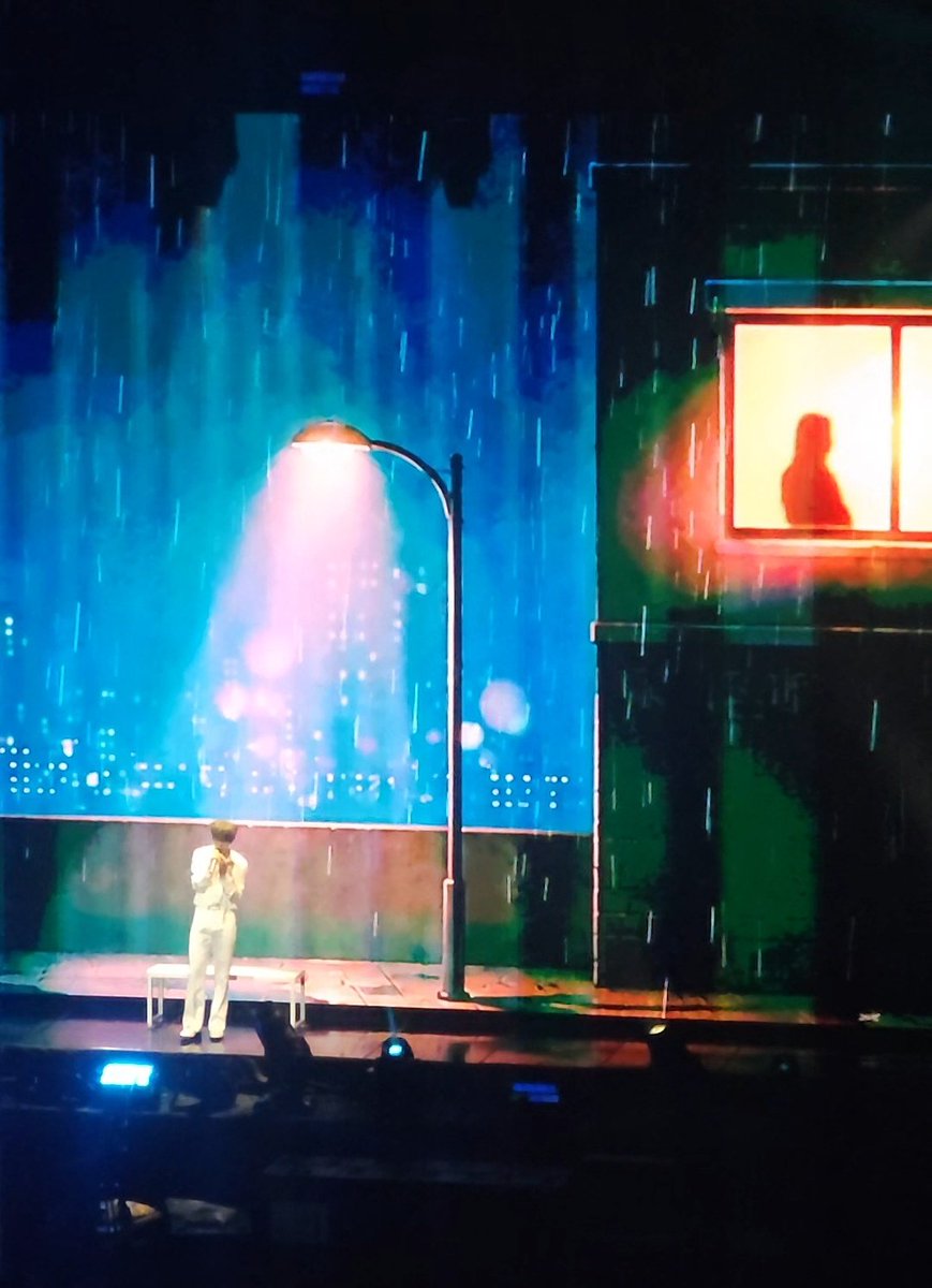 YyY4U's tweet photo. 전화마이크 만들어서 애인이랑 다툰 곡 컨셉 살리기
vcr 안 쓰고 백스테이지까지 연결해서 의상 체인지 텀 살리기
곡 맞춤 전광판
라일락 공간향 뿌려진 후 첫 무대에 직접 라일락 들고 등장하기
등등..... https://t.co/hitarIWiDz