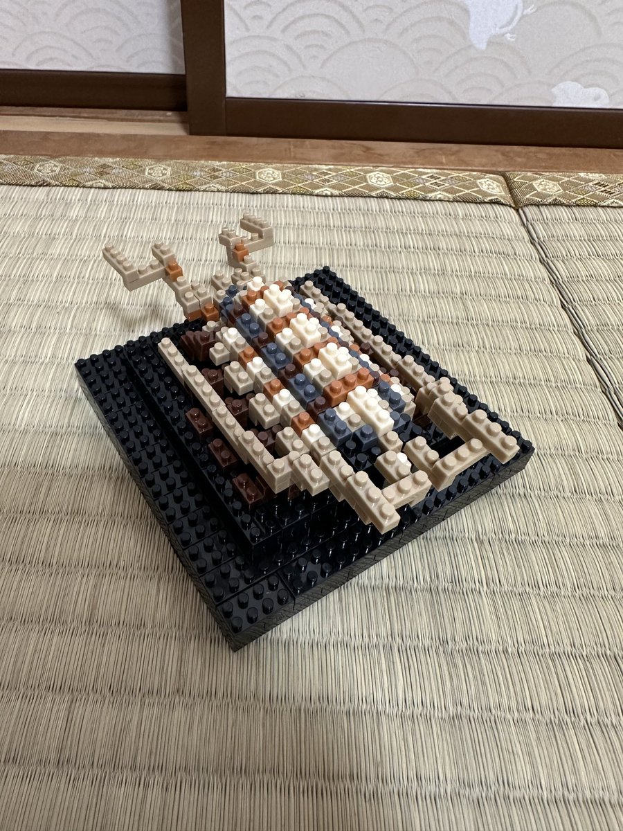 Calcium_bot's tweet photo. ナト君のサンプル！
顔も可愛く再現されてます！
台座も黒色なんで写真では同化しちゃってますが、生で見るとしっかり顔が認識出来ます。

 #シーエ #ミタクルブロック #calneca https://t.co/V9FvCPOHrz