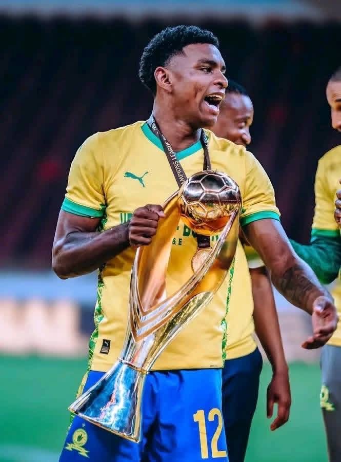 MrNkosi072's tweet photo. The only player who was announced by Fabrizio Romano in the history of South African football, it's none other than Brayan Leòn Muniz

Let's give him Love Masandawana 💛👆. https://t.co/3yD8Ach3Vh