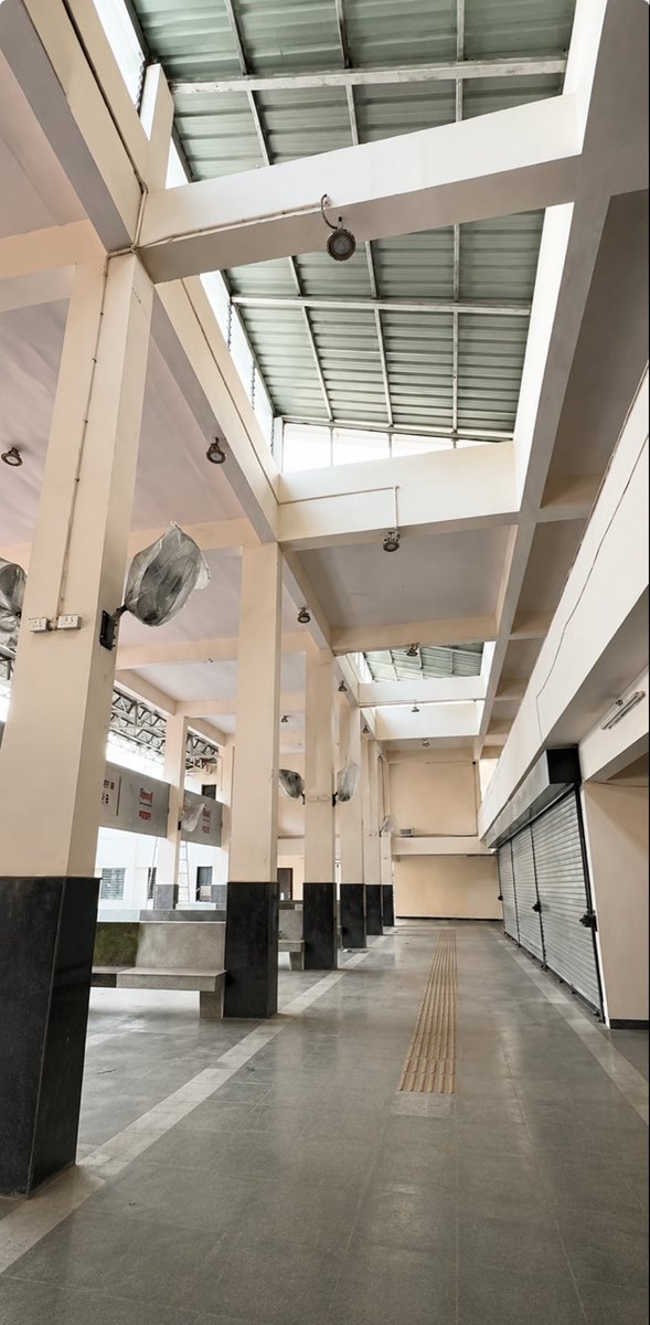 InfrabuzzNagpur's tweet photo. Surat’s Central Bus Terminal ( Image 1 ) vs. the new Ganeshpeth Bus Stand, Nagpur.
The difference in design, infrastructure, and overall grandeur is hard to ignore.
When will MSRTC raise the bar and move beyond mediocrity?
#Nagpur #MSRTC #Infrastructure #UrbanDevelopment https://t.co/UI2BoCZ4fb