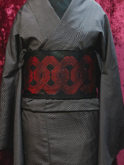 rumirockstore's tweet photo. 兵児帯「ギラヘコⅡ」吉原つなぎカラス
▶︎ https://t.co/gxm695RkYx
人気アイテム「ギラヘコ」が、新たに「ギラヘコII」として帰ってきました。
変わり結びやアレンジも自由自在。
軽くてしなやかな素材でありながら、適度なハリもあるため、長時間締めても崩れにくいのが特徴です。
⇩ https://t.co/esVIBTOWY7