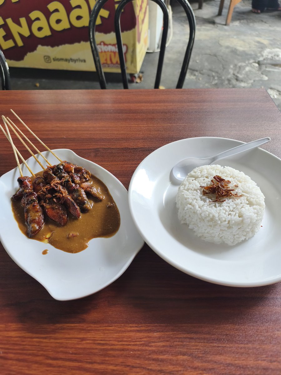 Rute6HTJ's tweet photo. dah lama gak memposting, kali ini mimin makan sate yang aksesibel dengan 6H. Bisa turun di bus stop Jl. Cikini 7. Ada menu lain juga kayak siomay, nasgor kebuli, ama martabak 

📍Sate Apjay Cikini https://t.co/aUbfwnC85d