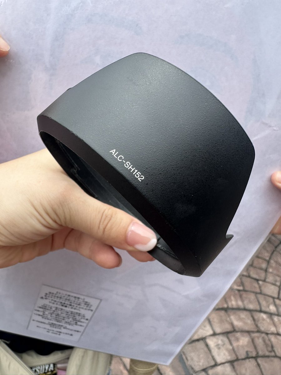 usausa__usako's tweet photo. MAEMARIさんの岸本さんボードをお配りしてる付近でカメラの部品？を拾いました😭
しばらく落とされた方探しましたが見つからなかったので、スタッフさんにお渡ししております🙇🏻‍♀️身に覚えのある方いましたらスタッフさんまでご確認お願いします！SONYのALC-SH152です！
#琉球ゴールデンキングス https://t.co/p9RiM3uEir