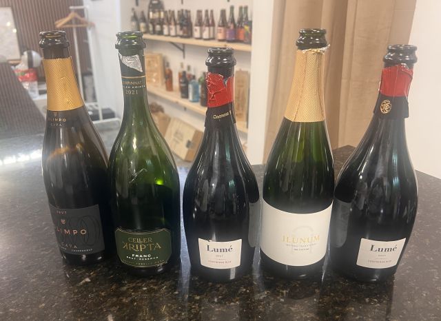comeencasa's tweet photo. El pasado martes, en la tienda @Vinopatas, disfrutamos del sabor de una cata de cavas y de sus conocimientos, de la mano de Jose Manuel Masse Tubio.
https://t.co/AuK7xk5fIF Ver menos https://t.co/zg14ZDmYqa