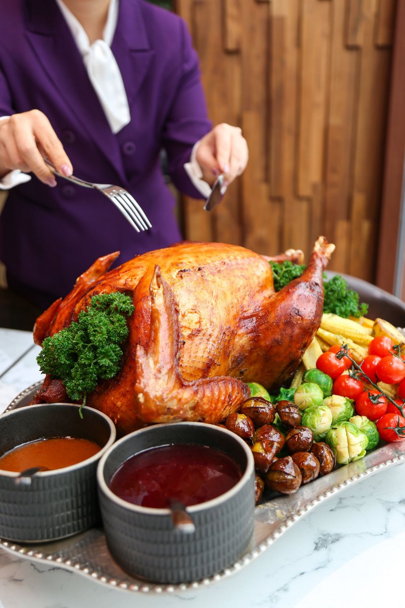 AustinCarter68's tweet photo. [Thanksgiving special: Roasted herb turkey + pumpkin pie combo! Grab yours today before they’re gone ]， https://t.co/Z0tz6ltzYK