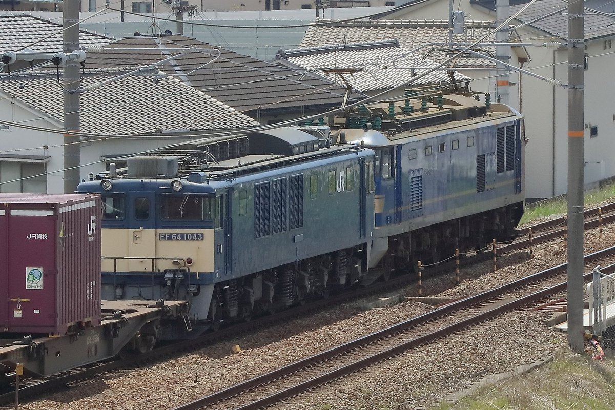 210EP's tweet photo. 5/31の2077レはEF510-507 + EF64-1043❗️

午後から晴天域が広がり、気温も上がって来た月末の2投目は、EF510-507号機が牽引する2077列車です。
今月最後の次機無動力回送はEF64-1043号機が
付きました。
陽射しもほぼ真正面となり、いよいよ夏の光線となって来ました。
これから暑い季節の始まりです。 https://t.co/q8tYsTSngn
