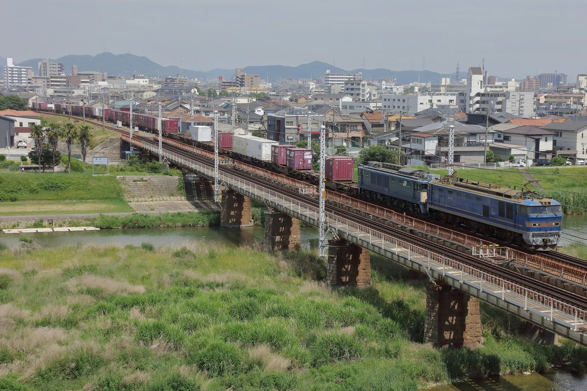 210EP's tweet photo. 5/31の2077レはEF510-507 + EF64-1043❗️

午後から晴天域が広がり、気温も上がって来た月末の2投目は、EF510-507号機が牽引する2077列車です。
今月最後の次機無動力回送はEF64-1043号機が
付きました。
陽射しもほぼ真正面となり、いよいよ夏の光線となって来ました。
これから暑い季節の始まりです。 https://t.co/q8tYsTSngn