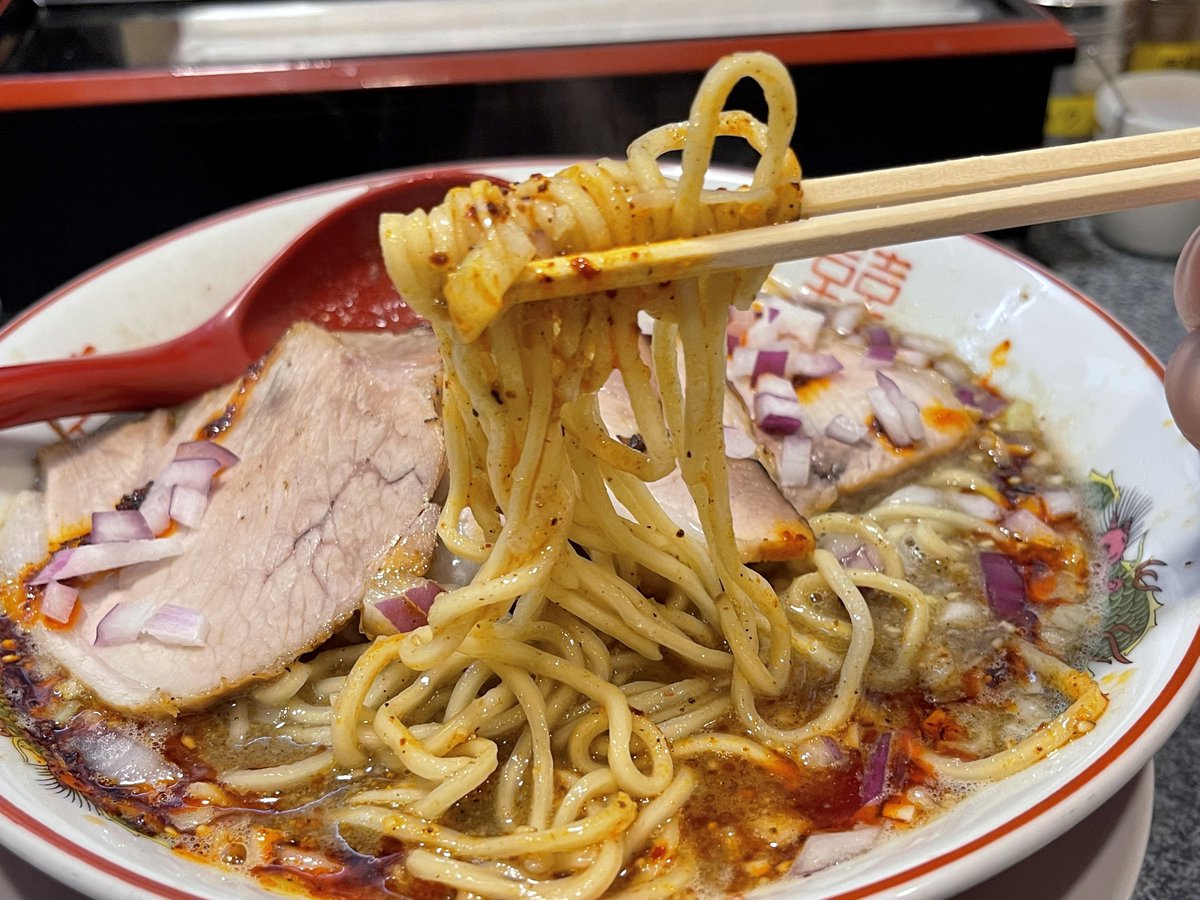 jack_No02's tweet photo. 拉麺へんてこ
【突発限定】
classical 煮干し担々麺 大 1,300円
唐揚げセット ライス大 +500円

最近煮干しに釣られすぎやな🤣

ざらりとした濃いめの煮干しスープにピリリと辛い辣油がめちゃくちゃ合う♪
美味いなぁ😋
唐揚げセットにしたらかなり腹パン🤣
でも大満足です☆
ご馳走様でした！ https://t.co/CCmSAVmYqI