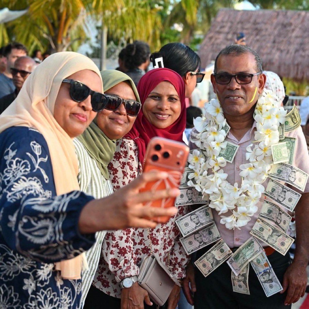 Yaugoob181's tweet photo. މިރާއްޖޭގެ ރަށަކުން ރައްޔިތު މީހާއަށް ޑޮލަރެއް ލިބެނީ @MohamedNasheed ގެ ދުރުވިސްނުމާއެކު އެމްޑީޕީ އިން ތަޢާރަފްކުރި ސިޔާސަތު ތަންފީޒްކުރެވުނު ރަށްތަކުން އެކަނި. އަންނި އާއި @faya_i އެކުރާ މަސައްކަތަކީ ކޮންމެ ރަށަކުން ޑޮލަރު ލިބޭނެ ގޮތަށް ބަދަލުކުރުން
#bodubadhalu
#anniforchair https://t.co/XH8zW2klxj