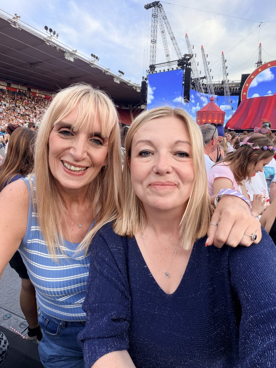 DordoigneClaire's tweet photo. @GaryBarlow you thank us for allowing you to live your dreams but thank you for allowing us to live ours 🫶🏻 worth the tiredness, worth the queuing, you guys are the best ⭐️ https://t.co/Dti6dhiMVH