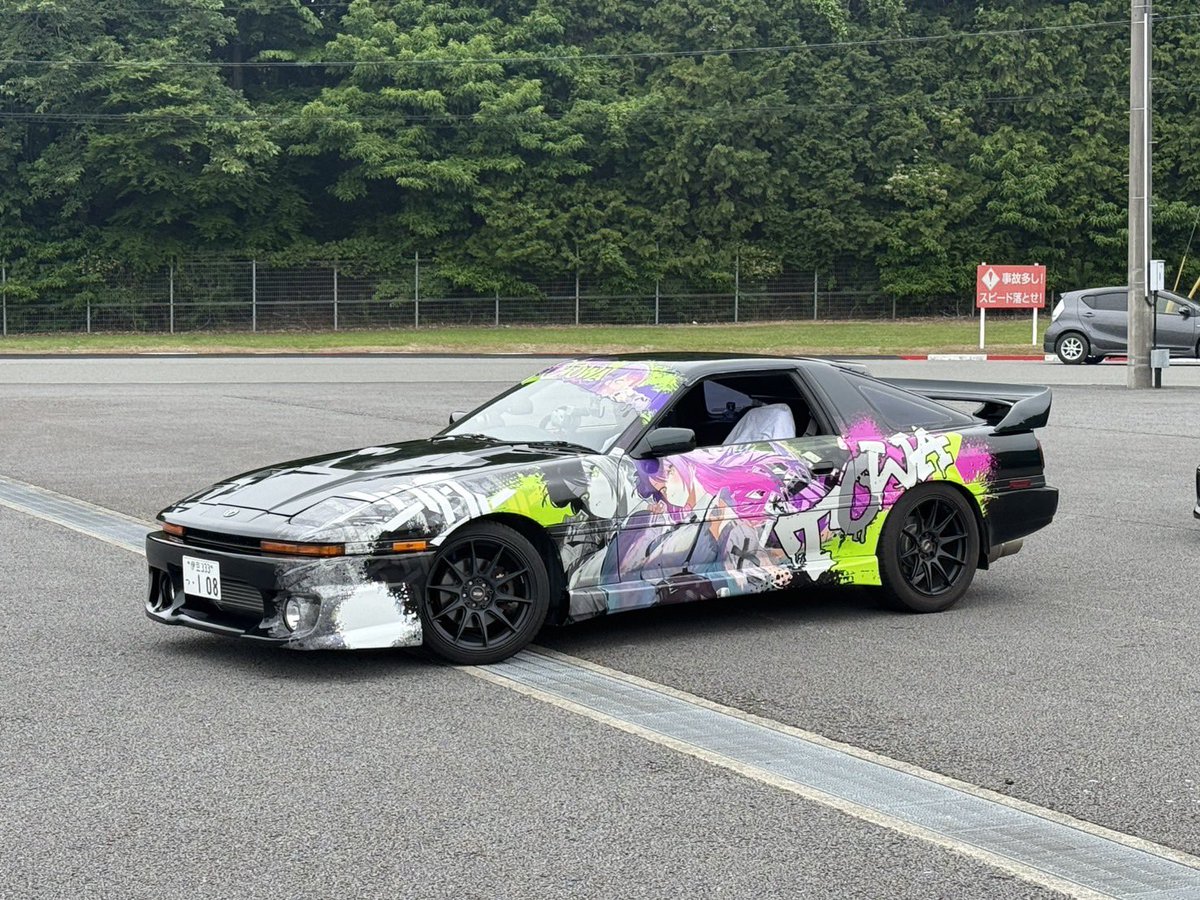 JZA70_Hibiki's tweet photo. JZA70 SUPRA × 常闇トワ version2
 
「 私を縛る ⛌⛌⛌ を 壊せ 」

施行  
          @Kconcept_design 
          @S14_465miata 
イラスト
           @kouchanthree  左サイド
           @l_Re10_l           ハチマキ https://t.co/F6KfwkSC4T