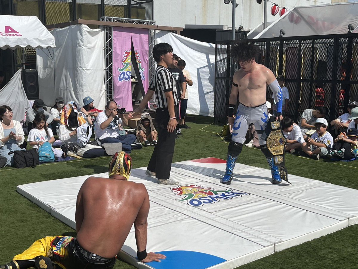 osakapro's tweet photo. 第２回大阪プロレス京阪シティモール大会

第３試合
○松房龍哉 vs ●タコヤキーダー
（14:07 龍飛鳳舞）

オーソドックスな立ち上がりから打撃戦へ。タコヤキーダーは「頭がかゆい」と松房をおちょくるが、松房はティヘラを決めて「お尻かゆいやろ」と蹴りを見舞う。
やられたタコは持参した凶器・水鉄砲を投入。しかし松房がかわし、誤って蒼嵐に命中。
それでもタコは優位に試合を進め、逆エビ固めも決める。さらに「いちばーん！」と叫び会場を沸かせる。

松房はドロップキックでタコを場外へ追いやると、高台からクロスボディ、さらに得意のヒザ攻撃を炸裂。しかしタコもカウンターのドライバーで反撃。「一撃必殺やー！」の大合唱を観客に懇願し、「オイ！オイ！オイ！」の大コールが響く。

タコはトラースキックを決めるも、レフェリーのカウントが遅いと抗議。逆に自分が押さえ込まれると「早いー！」と怒り出す。さらにレフェリーを松房にぶつけ、エルボードロップを見舞う。

最後は松房が水鉄砲を奪って反撃し、イスの上から龍飛鳳舞を決めて勝利した。

#大阪プロレス
