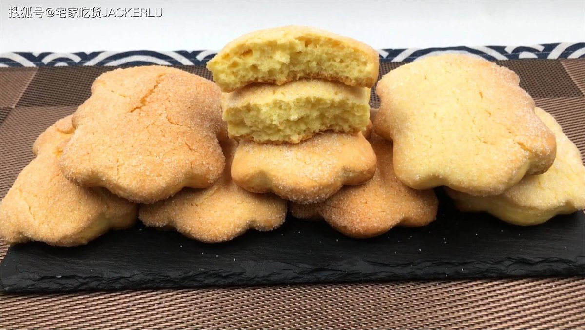 doblosu's tweet photo. Just popped open a bag of my favorite salted egg yolk crispy cookies  Sharing the snack joy—who wants a bite #SnackTime #ShareTheJoy https://t.co/OTST5uoAng