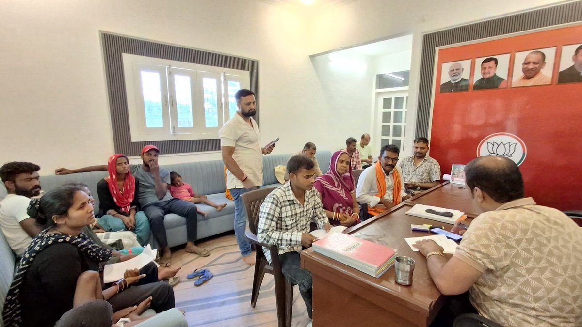SamrendraVikra4's tweet photo. जनता दर्शन लोकप्रिय सांसद आदरणीय श्री रवि किशन शुक्ला जी के दिशा निर्देश पर केंद्रीय कार्यालय पर दिनांक 31.05.2026 को आये देवतुल्य जनता की समस्याओं को सुनकर उनकी समस्याओं के त्वरीत निदान हेतु संबंधित अधिकारियों को निर्देशित किया।  @narendramodi @myogiadityanath @ravikishann https://t.co/WM43VIRtmC