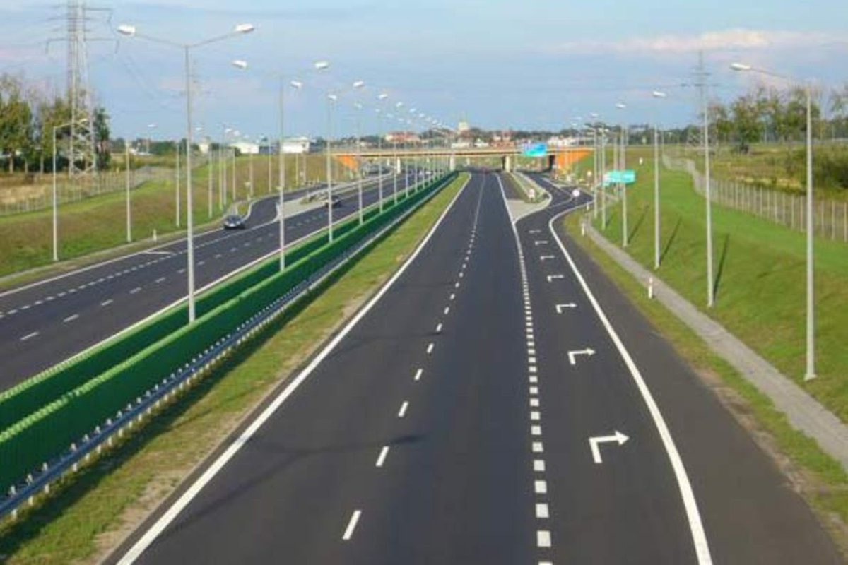 omuntuvensor's tweet photo. Uganda has officially kicked off the long-awaited Kampala–Jinja Expressway project. A multi- billion mega road is expected to transform travel and trade between Kampala and Jinja.

The 95km toll expressway will feature up to 8 lanes, a Kampala Southern Bypass, and design speeds of up to 120km/h, helping ease congestion along the busy Northern Corridor.