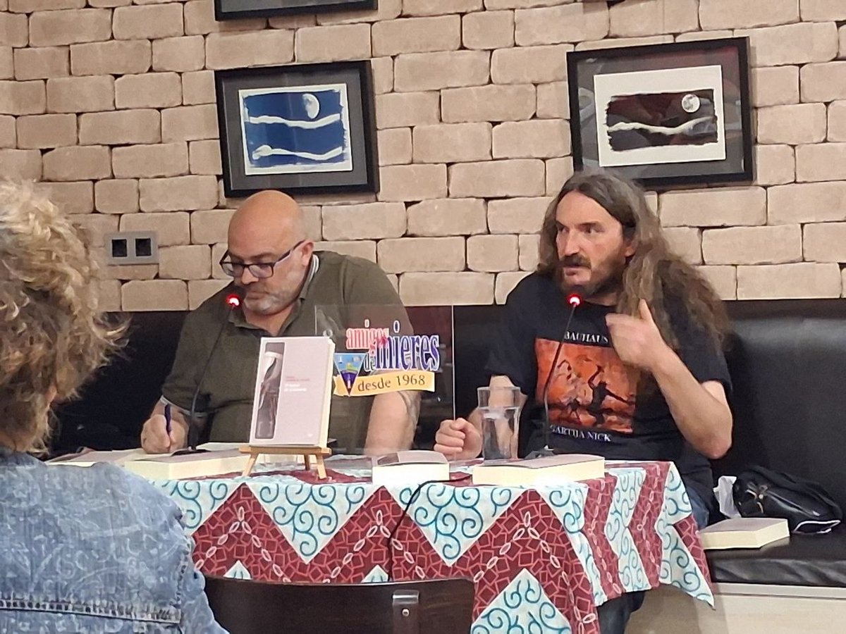 RafaRValdes's tweet photo. Gracies a l'asociación Amigos de Mieres por invitame a participar nes xornaes d'Historia d'Asturies 'Borrina y orbayu', a @lallocura por agospianos y al historiador Carlos Barrio por guiar la conversación alredor de 'El motor de la historia'. Munches gracies a toles qu'acudistis. https://t.co/G962NUTq2U