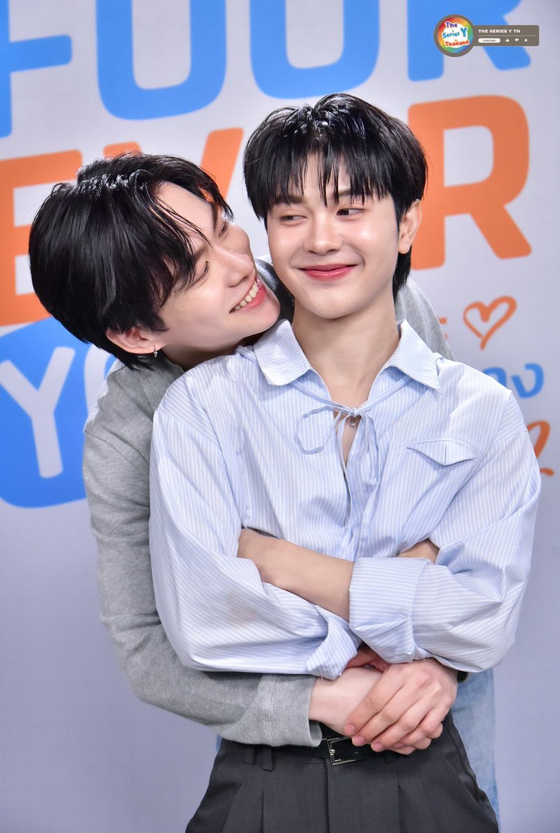 xx2sgd_'s tweet photo. สูงห่างกัน 12cm. เป็นนิยามของคำว่า “จมอก” 😌 https://t.co/TNITLJNr49
