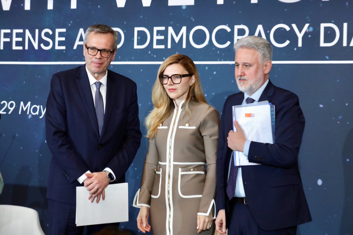 B_Predescu's tweet photo. 🇷🇴will further invest in developing sectors like defence, energy, connectivity wth our🇧🇬 strategic partners. Substantive meetings of Nat Security Adv @MariusLazurca wth key interlocutors in Sofia incl FM Petrova. Joint speech at @CSDBuildBridges conf.
@MAERomania @MFABulgaria https://t.co/Q7x35WfGT7