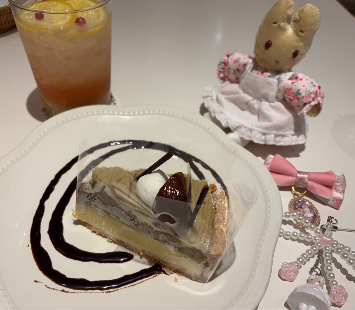 funwaripalette's tweet photo. マロンクリームちゃんのお誕生日なので、一緒にケーキ食べてきました。

お花やレースのデザインが女の子の憧れの世界感で子供の頃から大好きです。

お誕生日おめでとう🎉 https://t.co/6TiURw1cIT