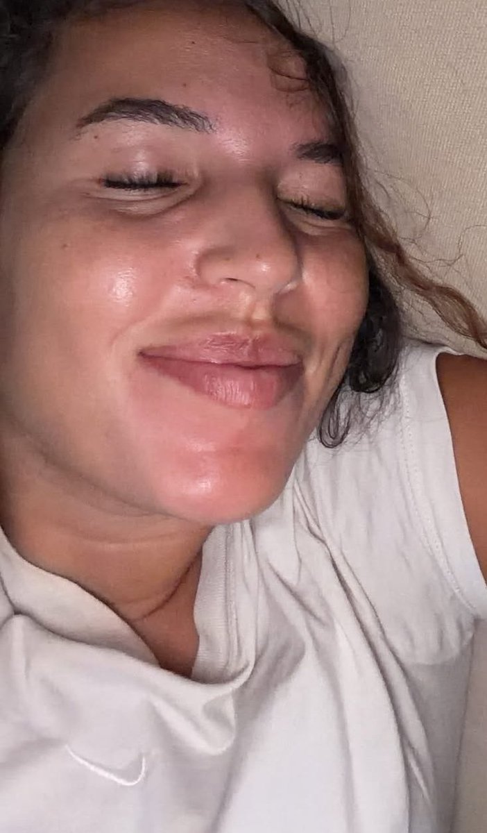 NickThamer76's tweet photo. La crasseuse vraiment hier elle transpire elle est moite elle va dormir comme ça avec le même haut la boule de pu cette kat1 #poupettekenza https://t.co/tLpMF8JakT