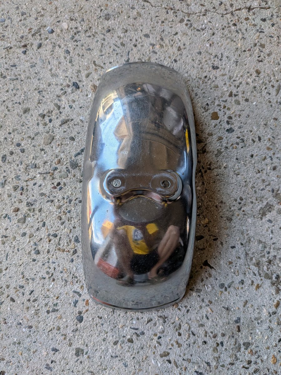 1973Miyu's tweet photo. 今日の戦利品
ゴリラ純正フロントフェンダー
2500円 https://t.co/54om20rOXG