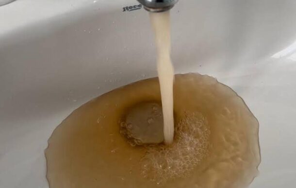 charligdl's tweet photo. 12:27 am 31/05/26 y el agua llegando peor 
Oye @siapagdl, ¿qué está pasando con el agua en la Col Mezquitán?
Sale con un olor insoportable, parece agua contaminada. No es normal bañarse así🤢 @Trafico_ZMG
@PabloLemusN
Agua contaminada y sucia en una ciudad mundialista https://t.co/FG6o5WOsNp