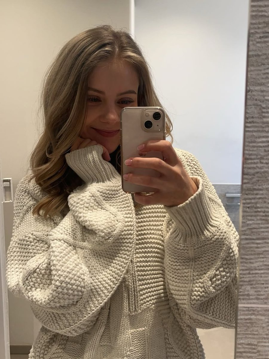 floweclaire's tweet photo. Would you exchange ability to eat unlimited and not gaining weight for unmatched flirting skills? https://t.co/4z5w6DG1ZU