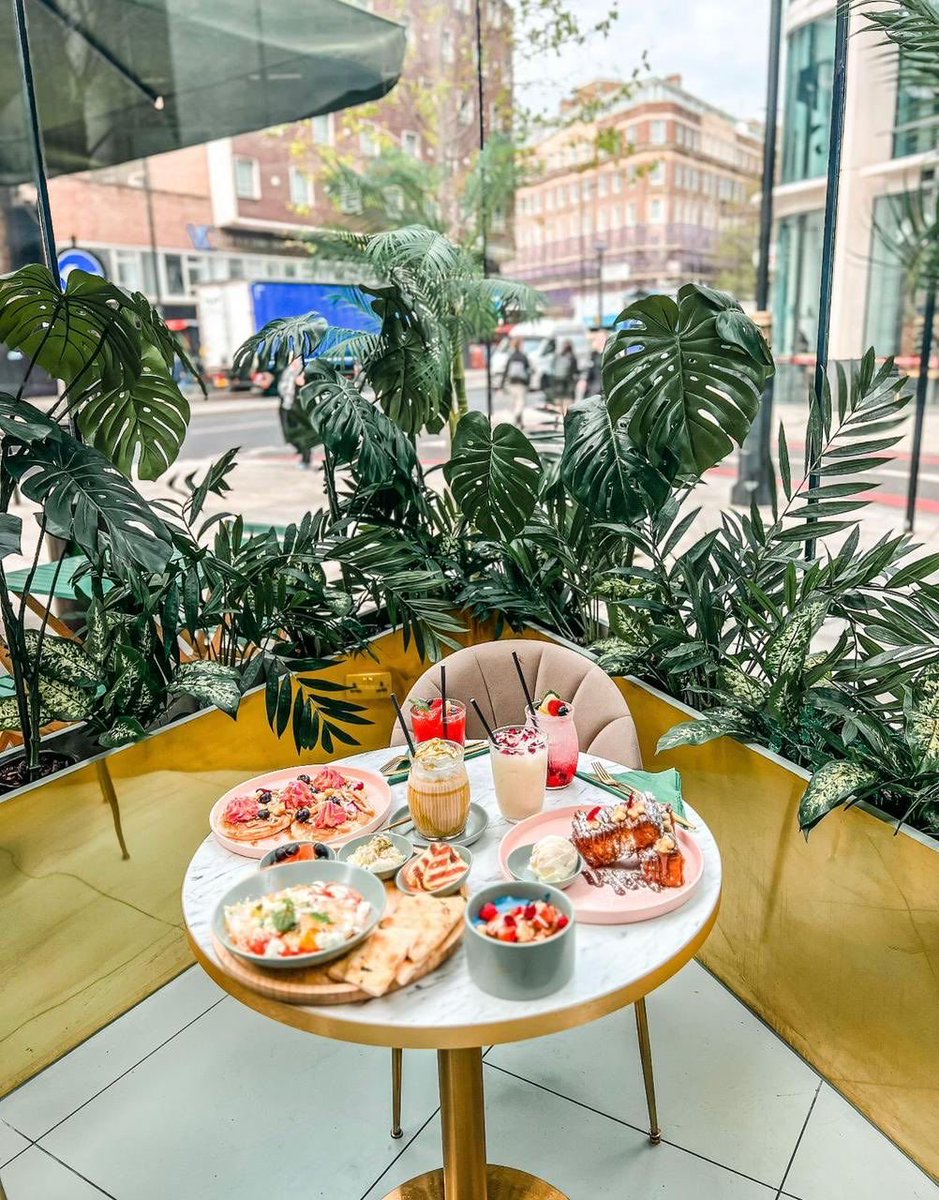 saudi_n_london's tweet photo. رحلتك إلى لندن ما تكتمل بدون زيارة هذه الكافيهات المميزة 🇬🇧

☕️ EL&amp;N London
☕️ Peggy Porschen
☕️ Sketch London
☕️ Feya Café
☕️ Farm Girl
☕️ Saint Aymes

📸 أماكن تجمع بين المذاق الجميل والصور التي تستحق المشاركة https://t.co/A7PTgbEe4S